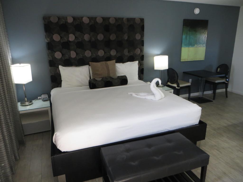 Single Room,688067277:JPEG